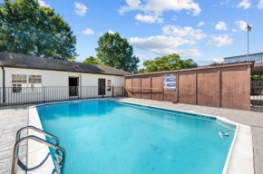 Modern Studio Retreat with King Bed, Full Kitchen & Free Park
